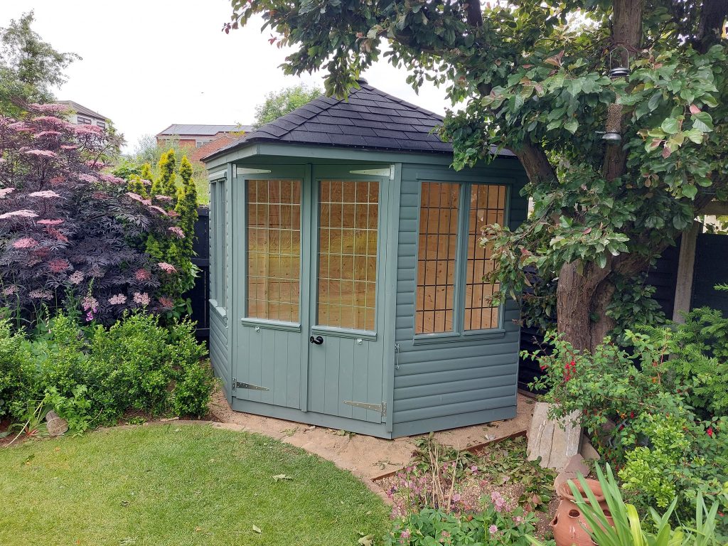 Corner summerhouse with felt shingles